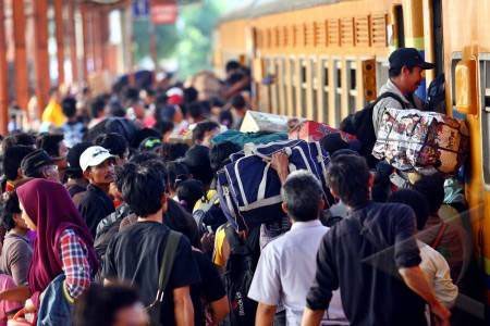 suasana mudik lebaran dengan kereta api