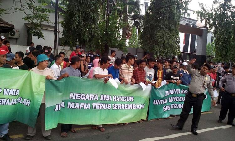 Aksi unjuk rasa menuntut ditahannya Sri Herwati Harpin