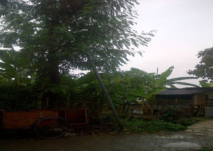 Tiang Lampu Kampung Terang Program Pemkot Tangerang Nyaris Roboh