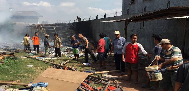 lapak barang bekas terbakar