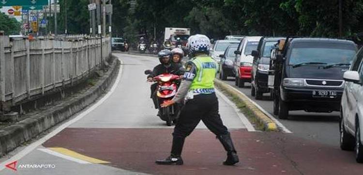 Menerobos Jalur Busway Denda RP 500 Ribu