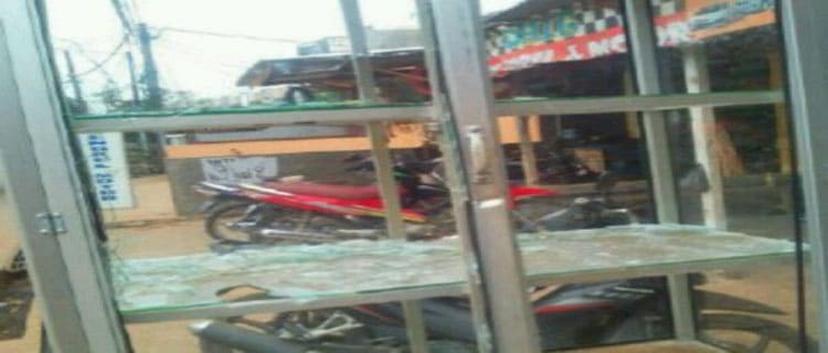 Puluhan Oknum Ormas Rusak Toko