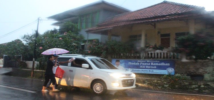 Relawan WHasiat membagikan takjil gratis