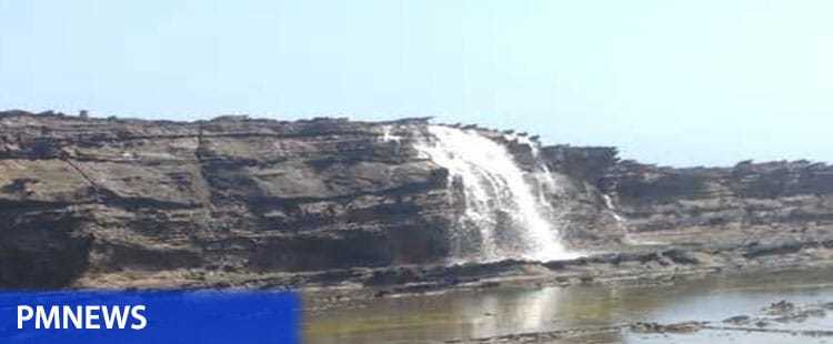 Fenomena Air terjun Laut Di Pantai Sawarna Banten
