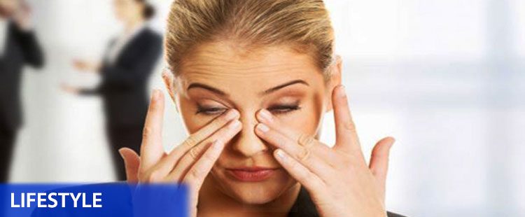 bahaya mengucek mata