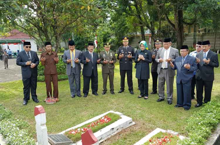 pahlawan menjadi warisan moral terbaik