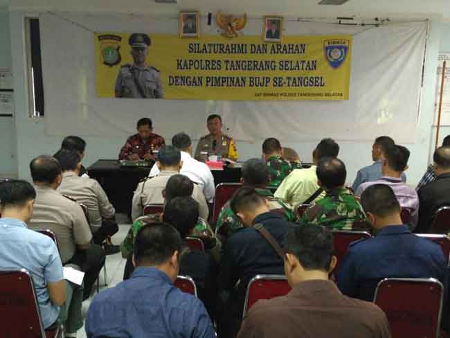 Polrest Tangerang Selatan Kawal pendemo