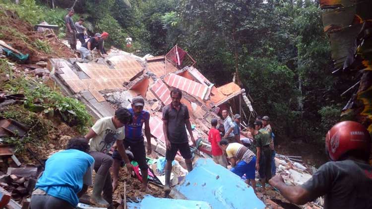 lonsor di lebak satu keluarga jadi korban