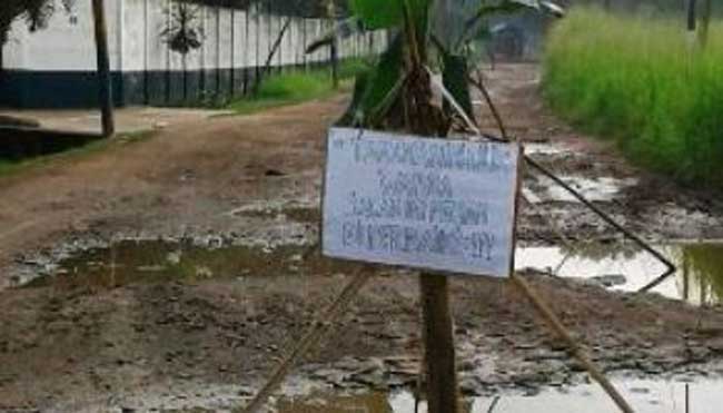 camat desak perbaiki jalan palem manis III