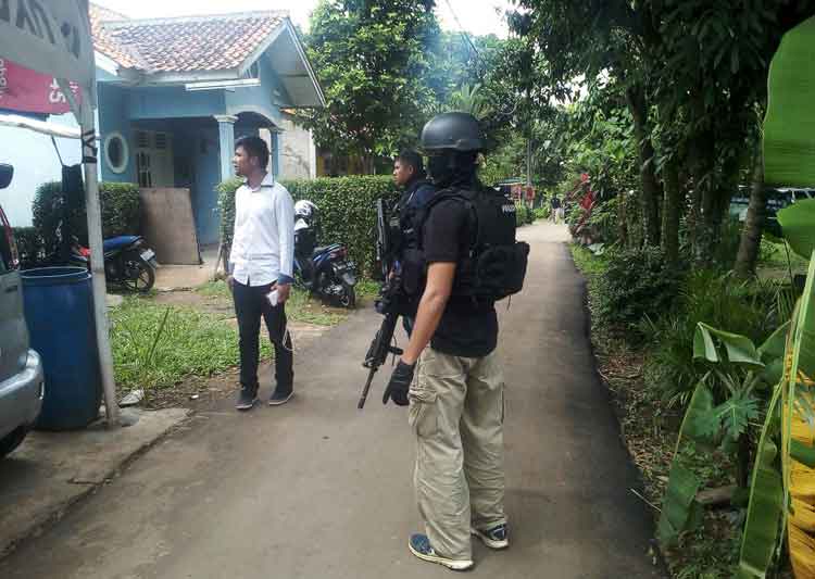 Penjelasan Warga Sebelum Terduga Teroris Ditembus Peluru