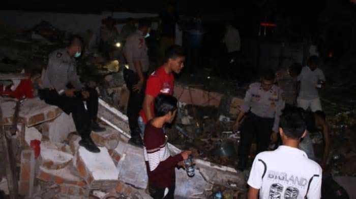 gempa susulan di aceh membuat warga pani