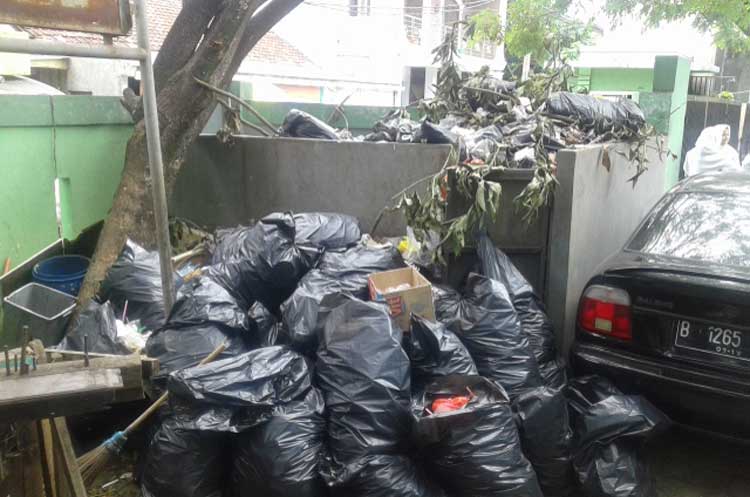 Persoalan sampah menumpuk di SMKN 1