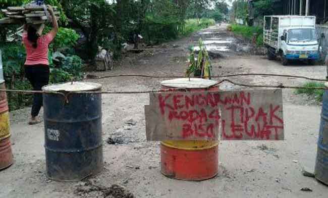 warga Blokir Jalan Palem Manis III