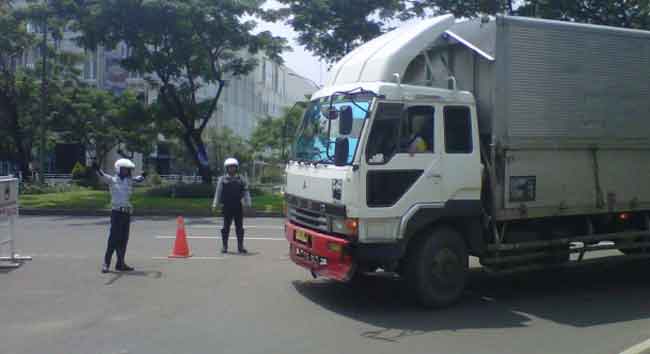 Truk Dilarang Lewati Jalan Utama Tangsel
