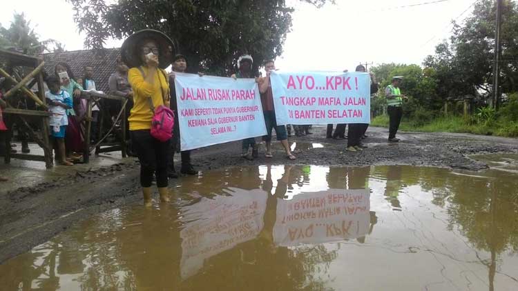 protes proyek jalan malingping bayah