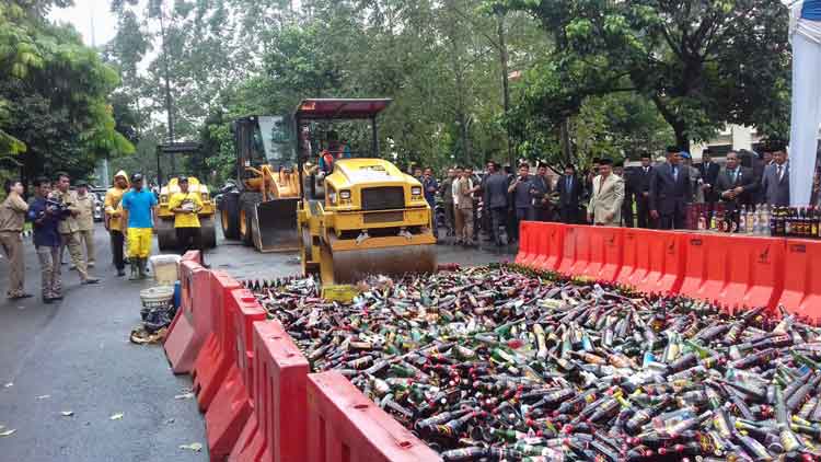 Pemkot musnahkan ribuan botol miras