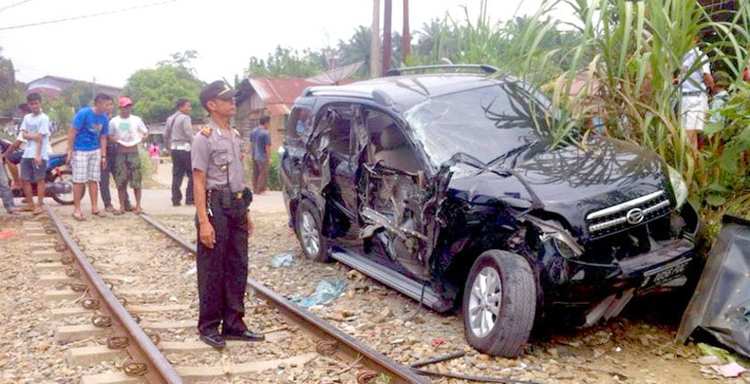 minibus dihantam ka serang