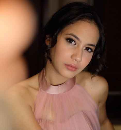 artis Pevita Pearce tampil elegan