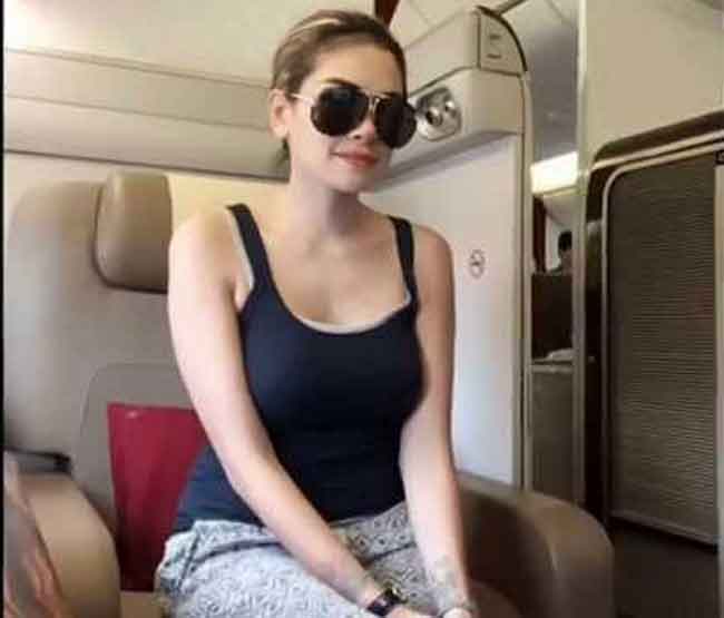 nikita mirzani sedang pose