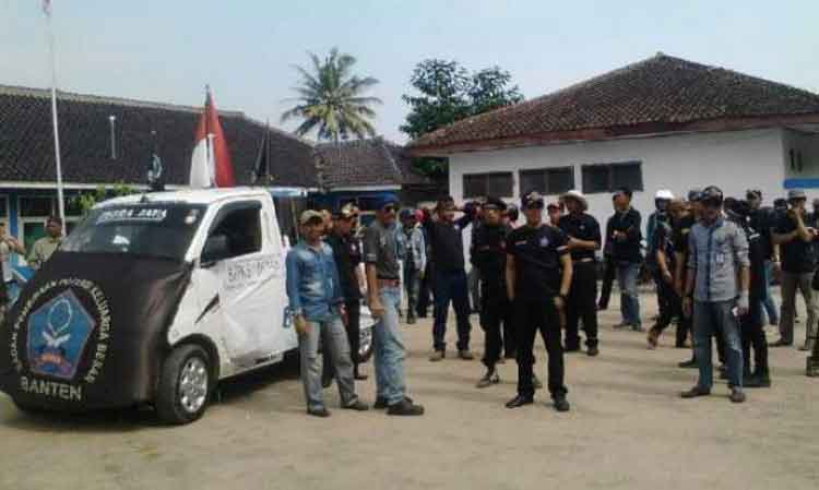 warga Bayah blokir akses pabrik semen