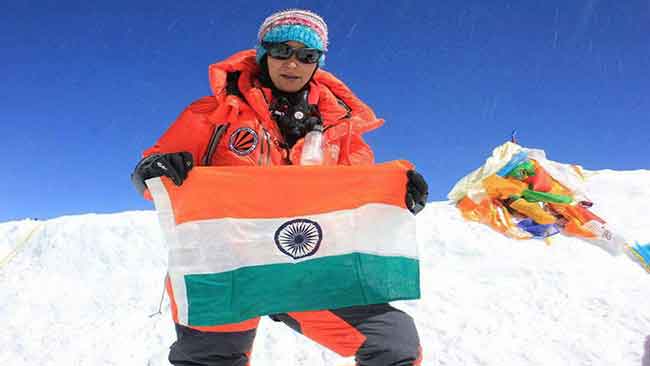 wanita menaklukan gunung everest