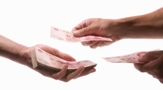 menyebarkan foto bugil pacar