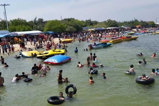 pantai tanjung pasir dipadati wisatawan