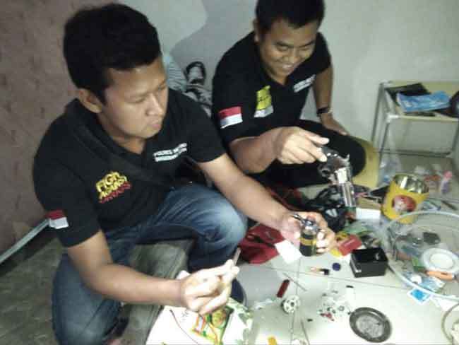 bapak dan anak digrebek polisi