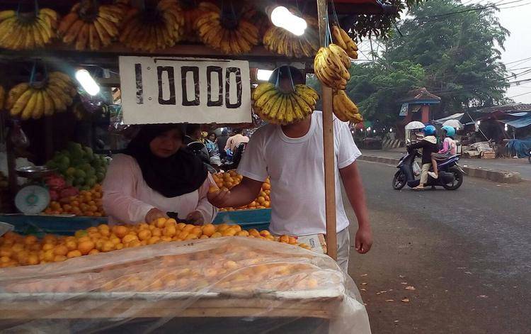 Menertibkan PKL di Stadion Maulana Yusuf