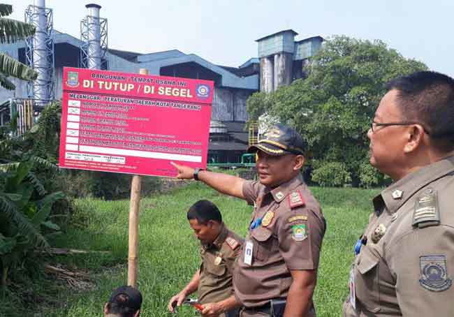Satpol PP segel pengurugan bangunan pabrik