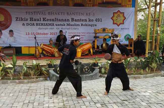 Aksi debus Braja Mukti Banten