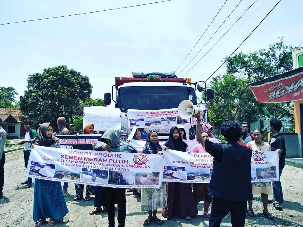 Warga Bayah Ajak Boikot Produk Semen Merah Putih