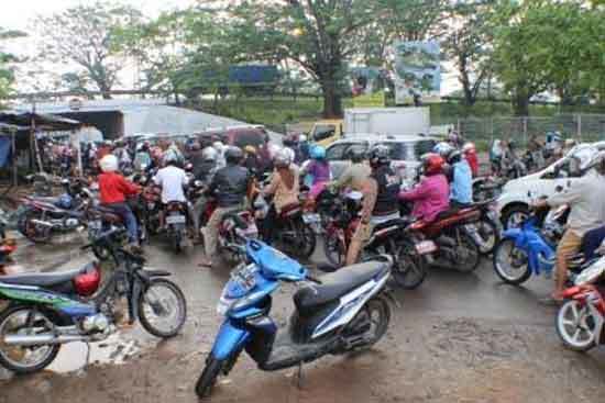 Kemacetan Lalu lintas Trowongan Trondol Parah