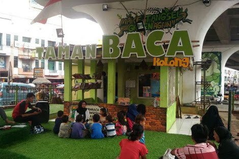 Taman Baca Masyarakat di kolong