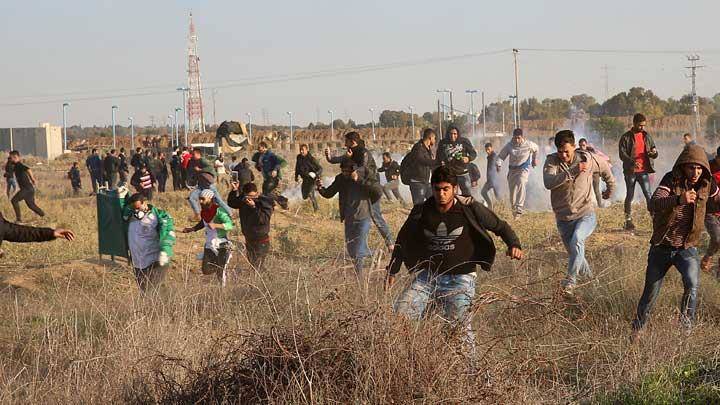 pemuda palestina bentrok