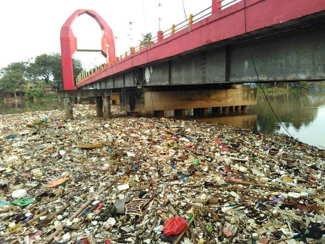 sampah Sungai Cisadane