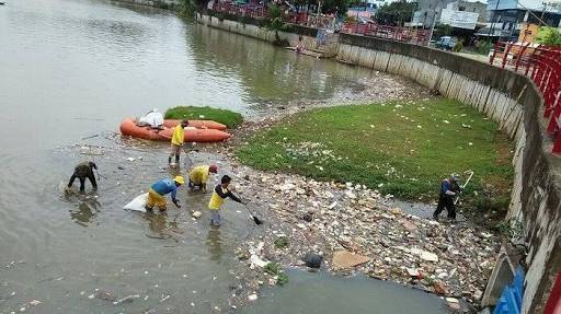 sampah sungai cisadane