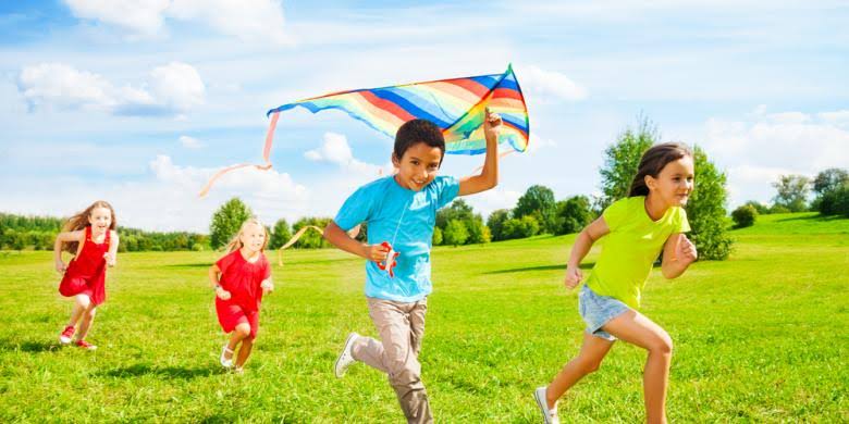 bermain di luar rumah