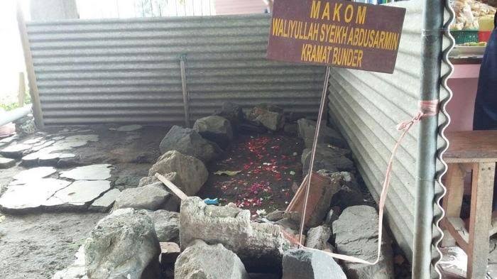 makam kramat di bandara