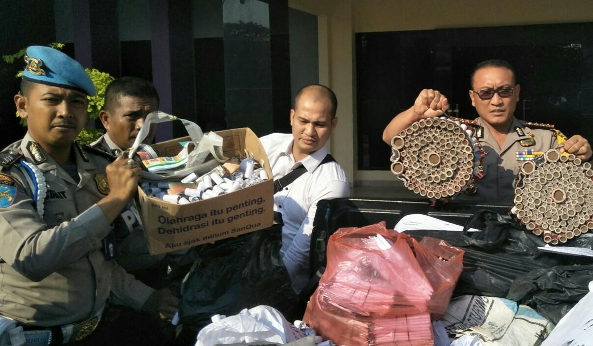 Pabrik Mercon digerebek