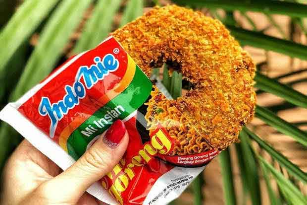 membuat donat Indomie