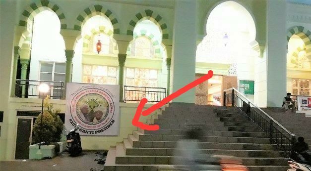 pencopotan spanduk #2019GantiPresiden