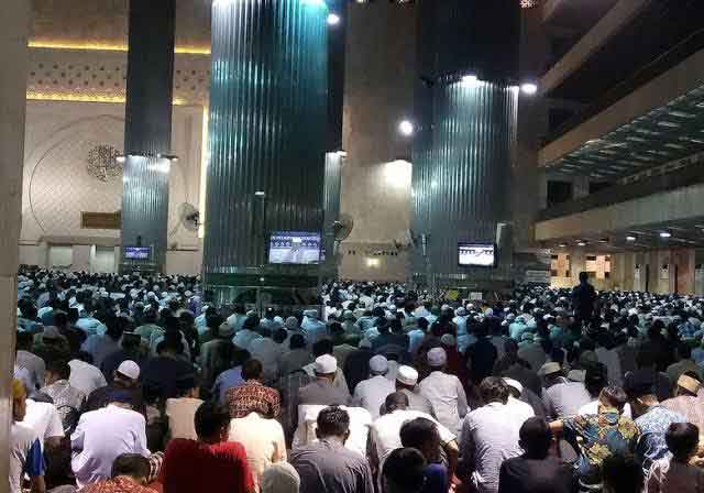 Salat Tarawih di Masjid Istiqlal