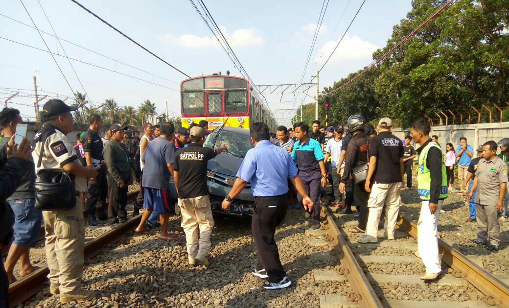 Mobil tertabrak kereta