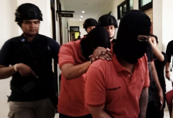 tersangka menghabisi nyawa rekan kerjanya