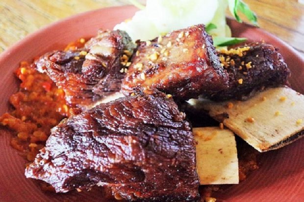 membuat iga penyet sambal terasi