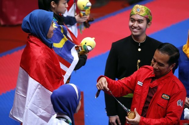 peraih emas pertama indonesia