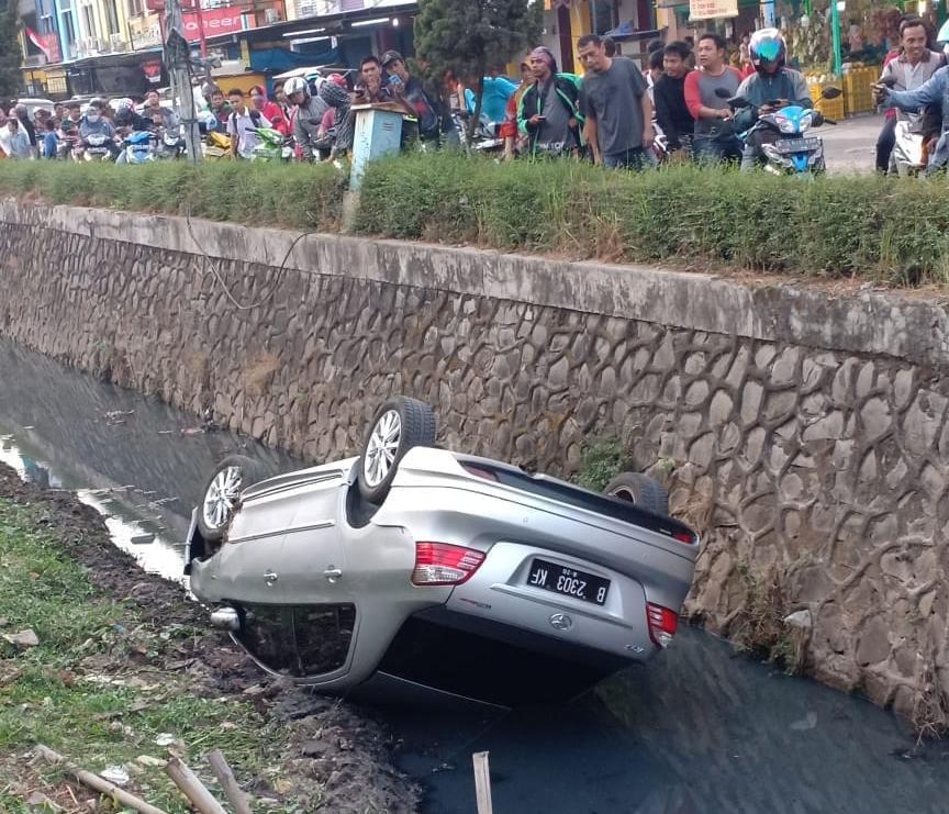 mobil jadi tontonan warga