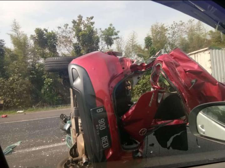 ringsek menabrak tronton