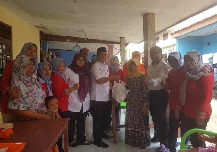 warga menerima bantuan Rastra
